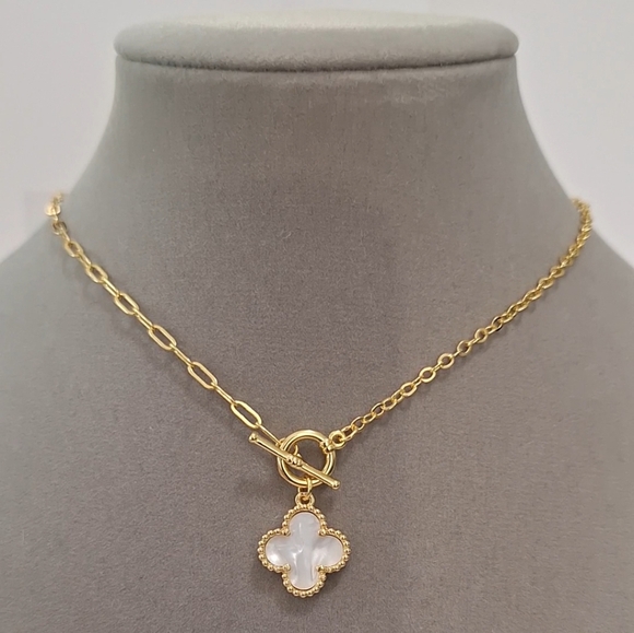 usaquality Jewelry - Mother Of Pearl Clover Pendant Necklace